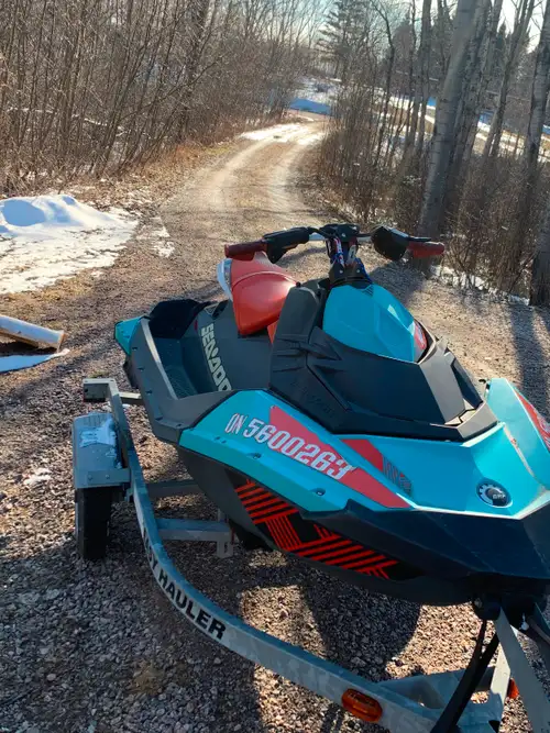 Low hours 77 hours! 1 owner. Dealer serviced. Trailer and cover included. Front storage compartment...