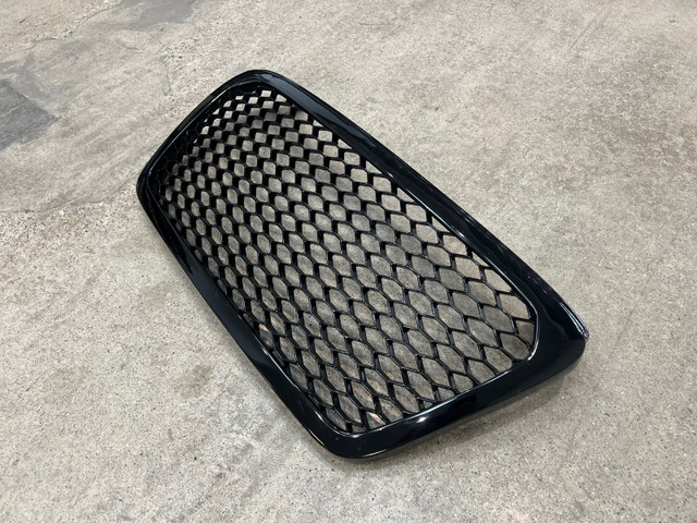 Audi R8 Honey Comb Grille in Auto Body Parts in London - Image 2