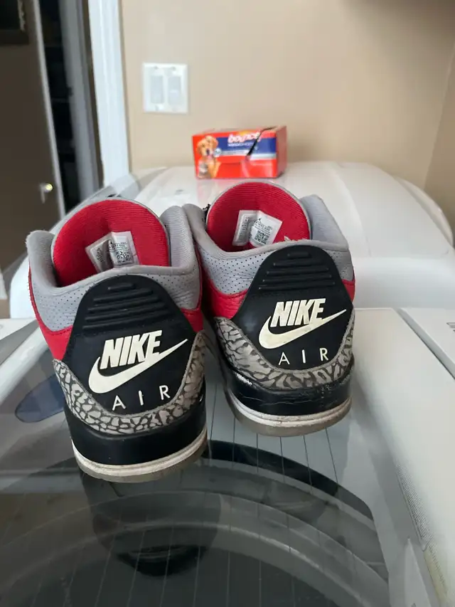 Jordan 5  size 10 Grape Jordan 3 fire red size 9.5 in Men's Shoes in Mississauga / Peel Region - Image 9