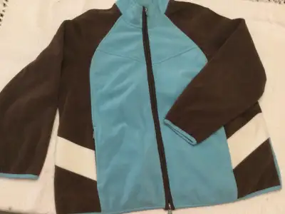MANTEAU POLAR FEMME 10$ Grandeur : 2X (fait plus petit) (voir photo pour dimensions) Couleur : bleu...