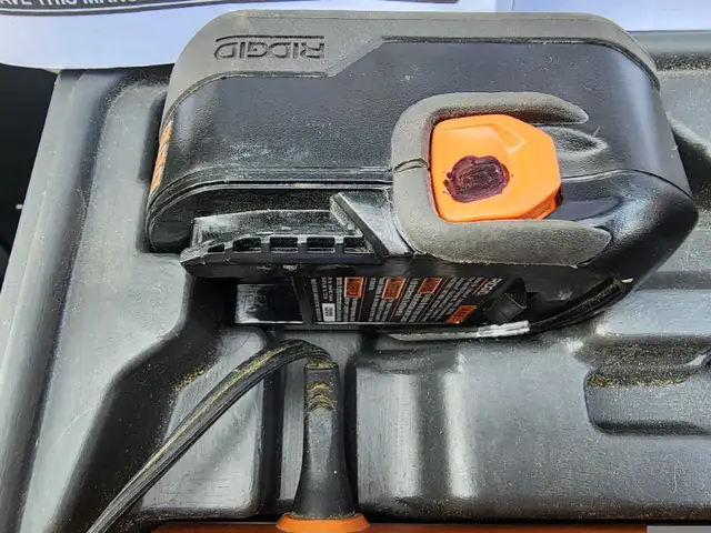 Ridgid R82320 Bit Driver Kit W 2 Batteries Charges & Hard Case in Power Tools in Windsor Region - Image 9