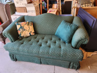 Love seat well made and comfortable in hunter green