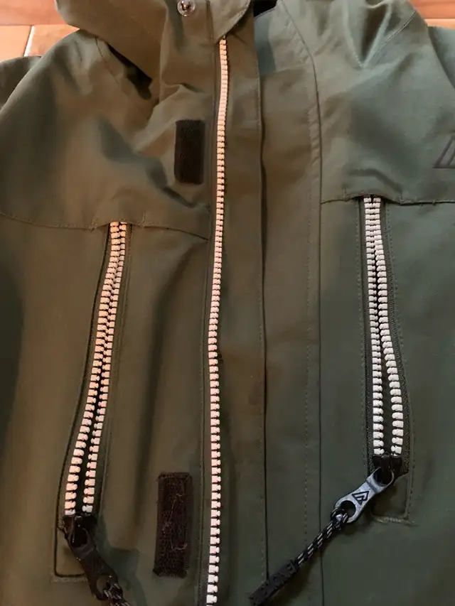 Kids size medium Ripzone ski jacket  in Kids & Youth in London - Image 3