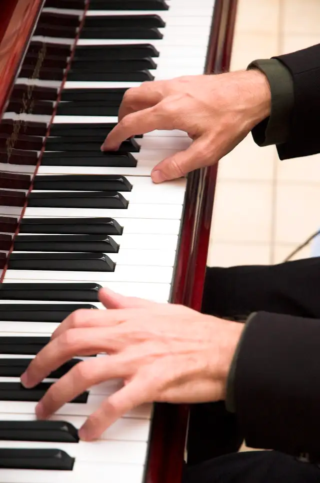 Looking for places to volunteer to play piano for an hour a day.63611975700611120