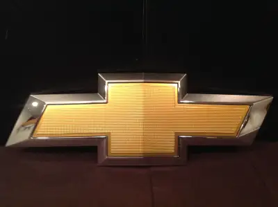 This emblem fits Suburban 2017 to 2019, diamond mesh type, gold. Chevrolet Tahoe, gold service compo...
