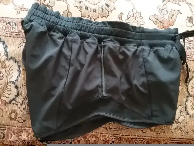 Lululemon Hotty Hot Short Low-rise Black Size 4 in Women's - Bottoms in City of Toronto - Image 4