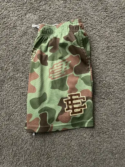 Close to brand new, selling because of the colour ask questions!