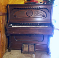 Pump organ made in Uxbridge