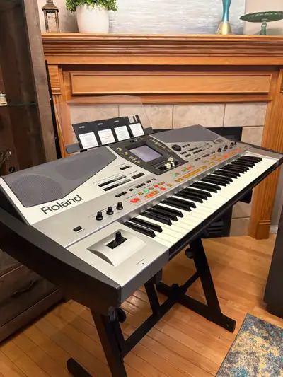 PIANO ROLAND E-80 WORKSTATION KEYBOARD IN GREAT CONDITION , View more