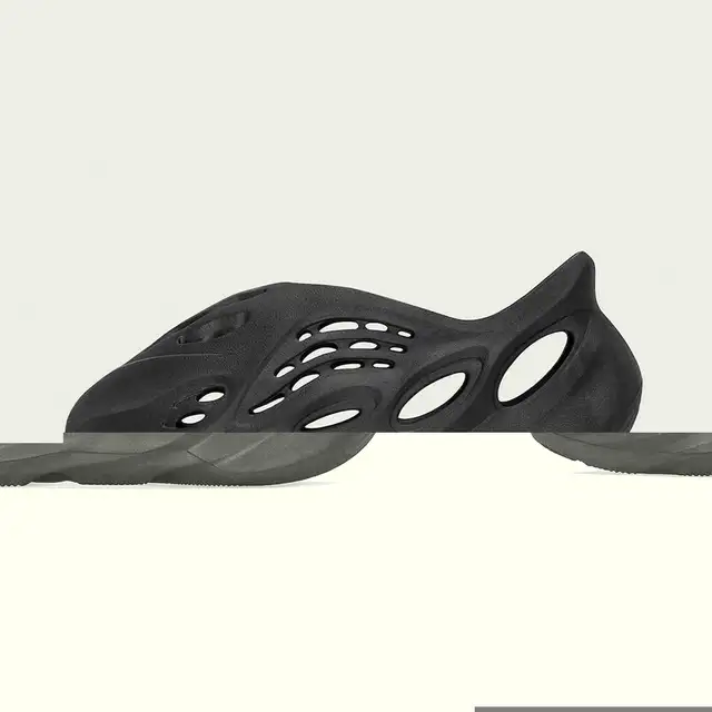 Yeezy Foam Runner Onyx size 12 NEW in Men's Shoes in Markham / York Region - Image 9