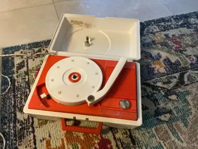 Vintage GE turntable model RM 110 G, to play 33 and 45 vinyl lps! Works, no crack in casing! Missing...