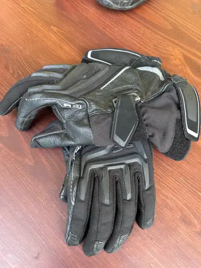 These women’s motorcycle gloves offer superior protection with reinforced palms and knuckle armour....