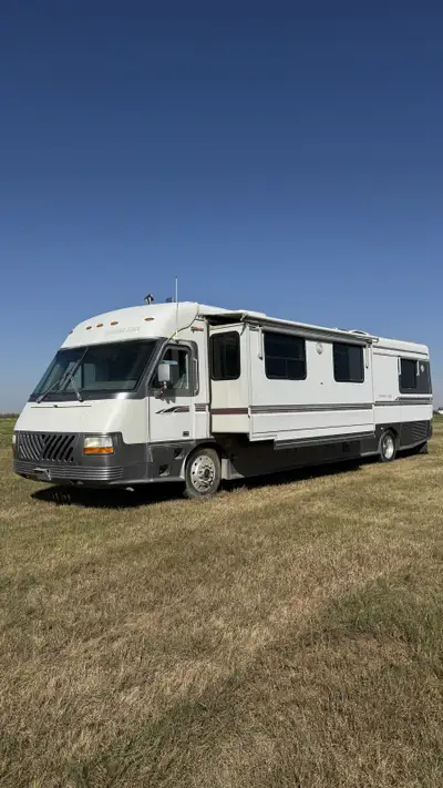 95 London Aire 40’ RV Motorhome, 124k km, in excellent condition and fully optioned out for its year...