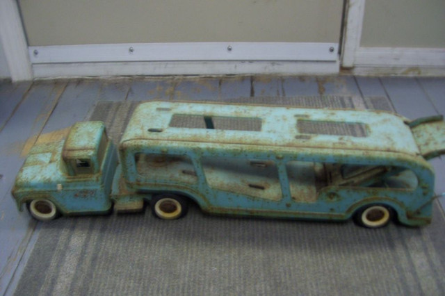 TRUCK  CAR HAULER SORRY NO CARS BUT SOLID AND RESTOREABLE in Arts & Collectibles in Grand Bend - Image 4