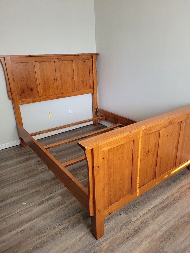 Solid Wood Bedframe Includes Box Spring fits a Double Beds