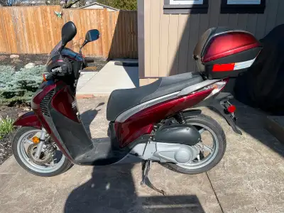 Scooter Honda Sh 150, made in Italia, 2010, Burgundy colour, in very good working condition. Comes w...