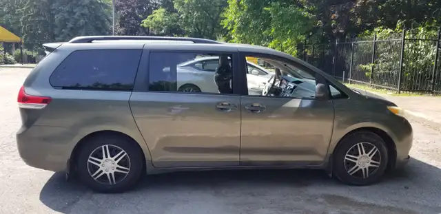 toyota sienna 2011 in Cars & Trucks in City of Montréal - Image 2