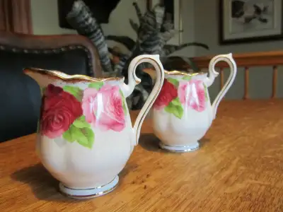 ROYAL ALBERT Old english rose JAMAIS ete au lave vaisselle comme neufs CREMIERS 20 $ chacun. ST-EUST...