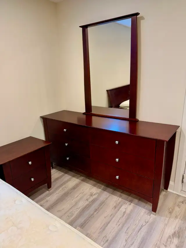 Set de chambre complet Queen en bois 5 bureaux - Fait au Canada in Beds & Mattresses in Laval / North Shore - Image 5