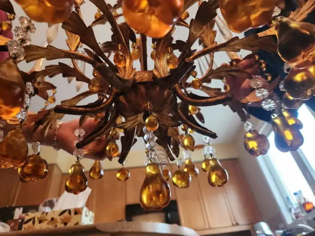 SALE All ORIGINAL Vintage Italian Gold Gilt FRUIT CHANDELIER in Indoor Lighting & Fans in Markham / York Region - Image 6