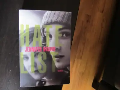 hâte list roman thriller en français de Jennifer Brown.. bon état pour $3.si intéressé(e) tél.pas de...