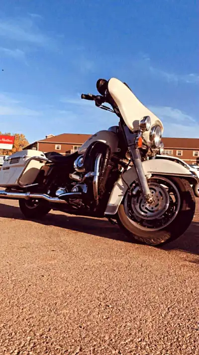 2007 Harley Davidson police edition 103 cubic inch. Lowering kit installed. $9500 neg. Inspected and...