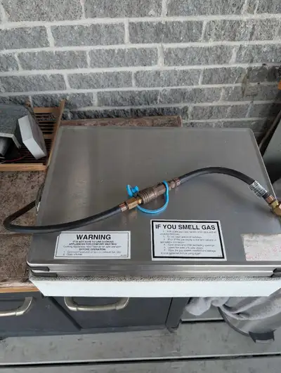 Poêle à 2 ronds au propane de marque WEDGWOOD avec valve et raccord.