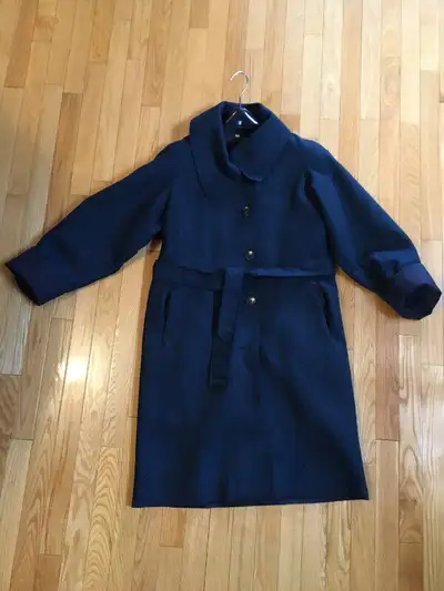 In excellent condition. Beautiful quality, 100% wool coat. By Hilary Radley. Size 8. Removable wool...