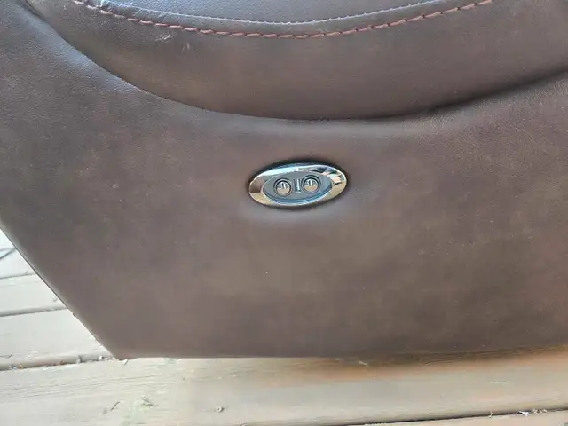 Genuine Leather 3-Seater Couch in Couches & Futons in Kamloops - Image 4