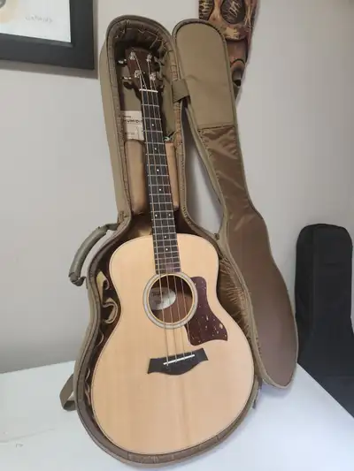 Lightly used Taylor GS Mini Bass Purchased at Long and McQuade Professionally set up Excellent condi...