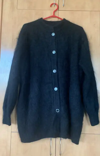 Capri, jeans, chandails Point Zéro… LARGE, 12/13/14 ans 8$ chacu, View more