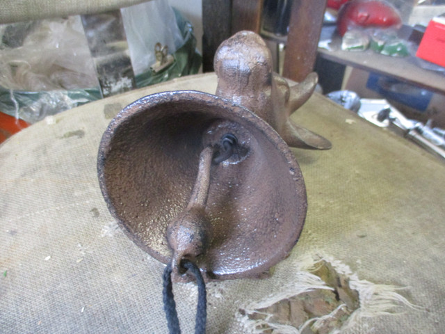 DECORATIVE COW CAST IRON DINNER BELL $40 COTTAGE CABIN DECOR in Home Décor & Accents in Winnipeg - Image 3