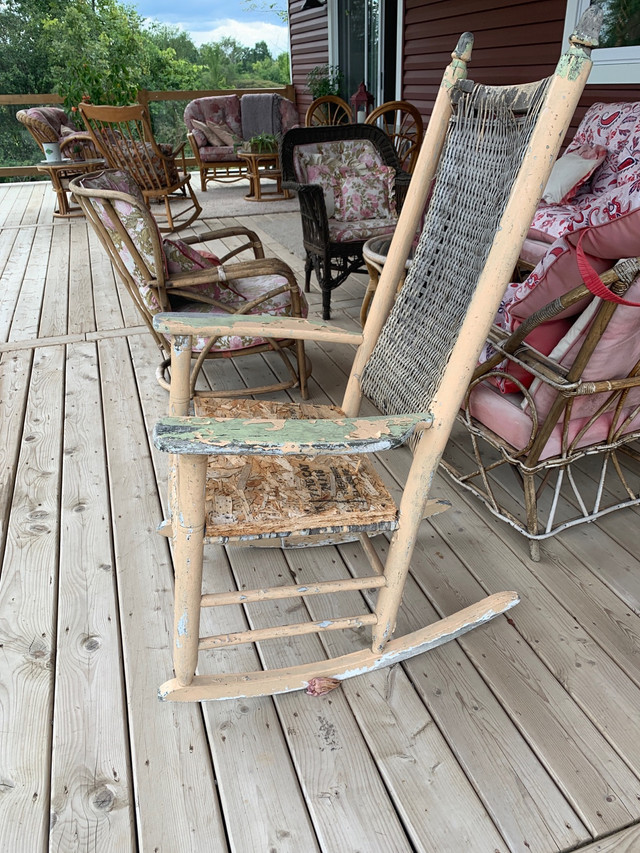 Old porch rocking chair in Chairs & Recliners in Trenton - Image 3
