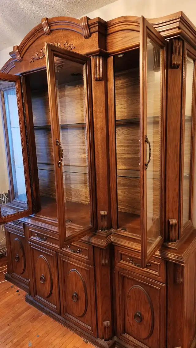 Antique Buffet and Hutch in Hutches & Display Cabinets in City of Toronto - Image 4