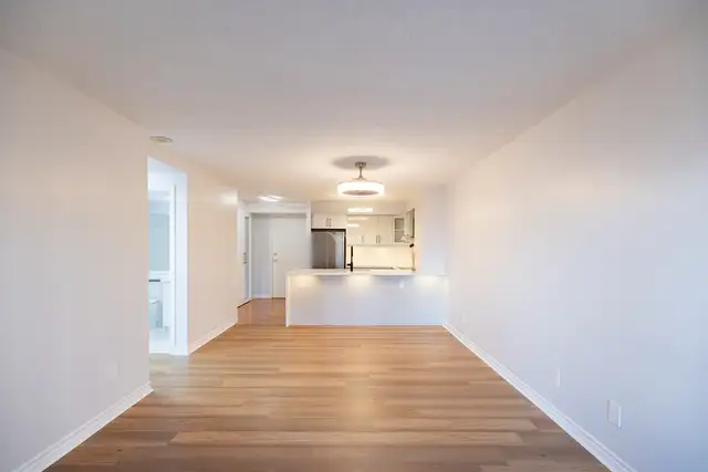 Mississauga Condo Available Immediately For Sale in Condos for Sale in Mississauga / Peel Region - Image 27