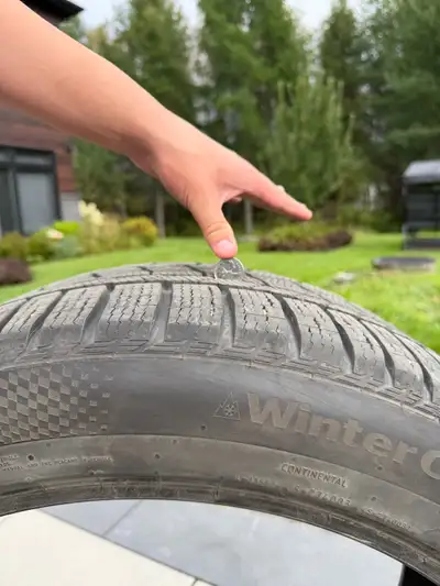Je vends ces pneus d'hiver Continental 295/40R22 qui sont en excellente condition et prêts pour la r...