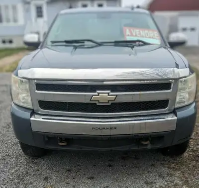 Work truck, 5.3L 4X4 transmission automatique. Boîte de 8 pieds, suspension a l'air et contrôleur br...