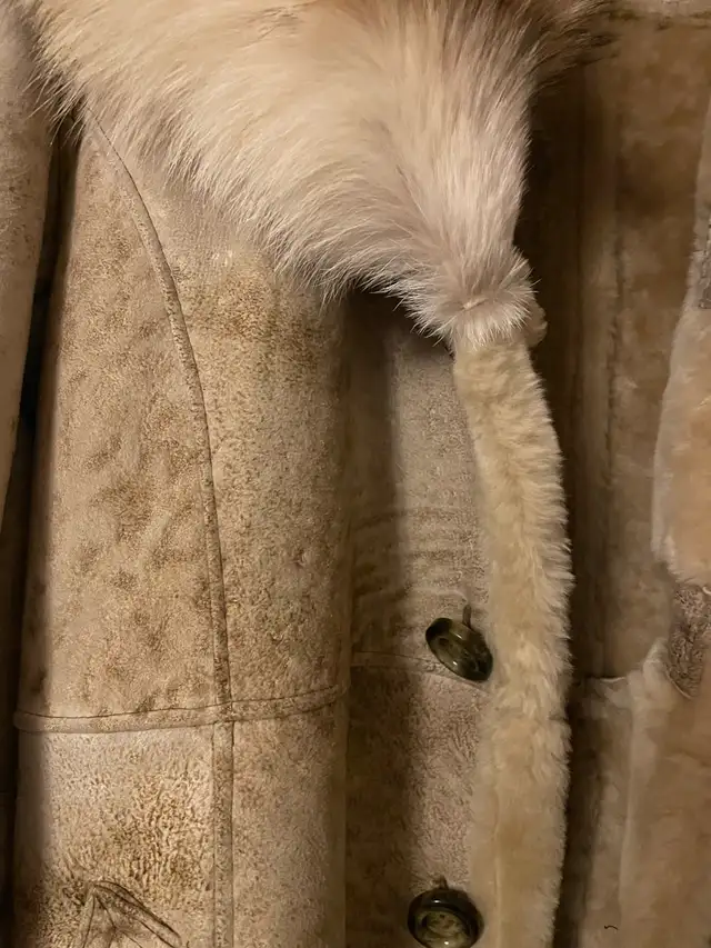 shearling coat jacket in Women's - Tops & Outerwear in Oakville / Halton Region - Image 6