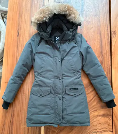 This is a Canada Goose, Trillium Parka, Graphite Color, in very good condition. Size XS. Currently r...