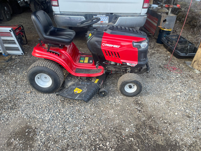 Ride on lawnmower in Lawnmowers & Leaf Blowers in Quesnel