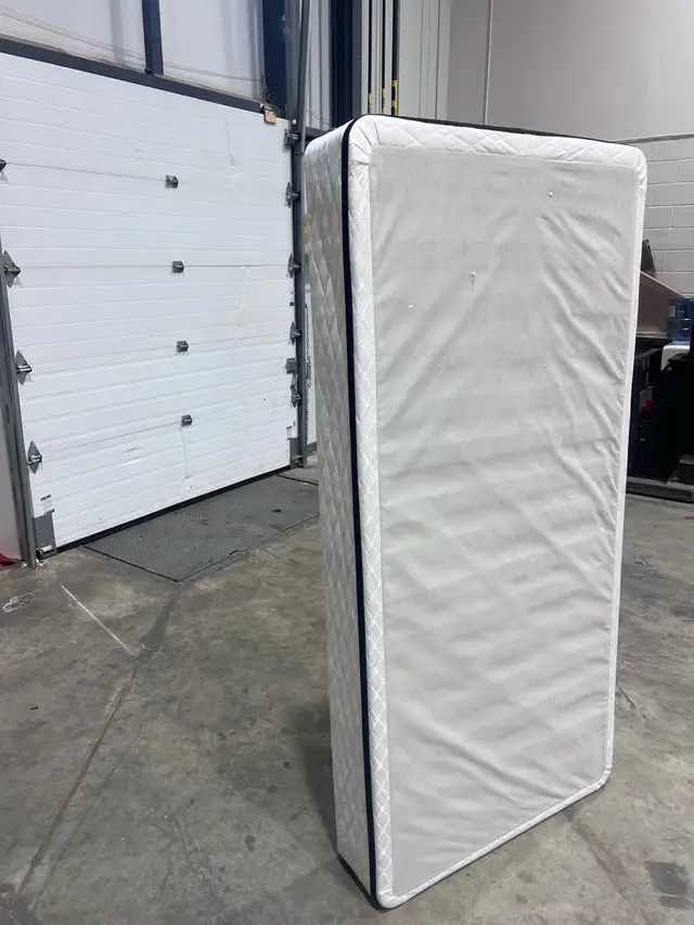 Base de lit en bois + sommier – Très bon état in Beds & Mattresses in Laval / North Shore - Image 3