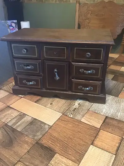 Dimensions: 11,5" de long (gauche à droite), 6" de large/ profond (avant à arrière), 7" de haut. Cof...