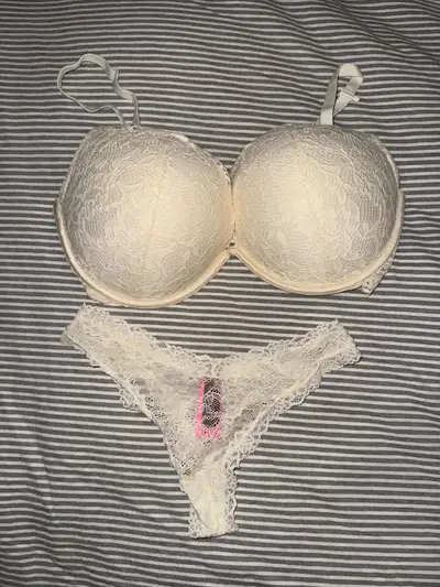 La Senza Cream Bra and Underwear Set - 34DDD Bra XS Panties, View more