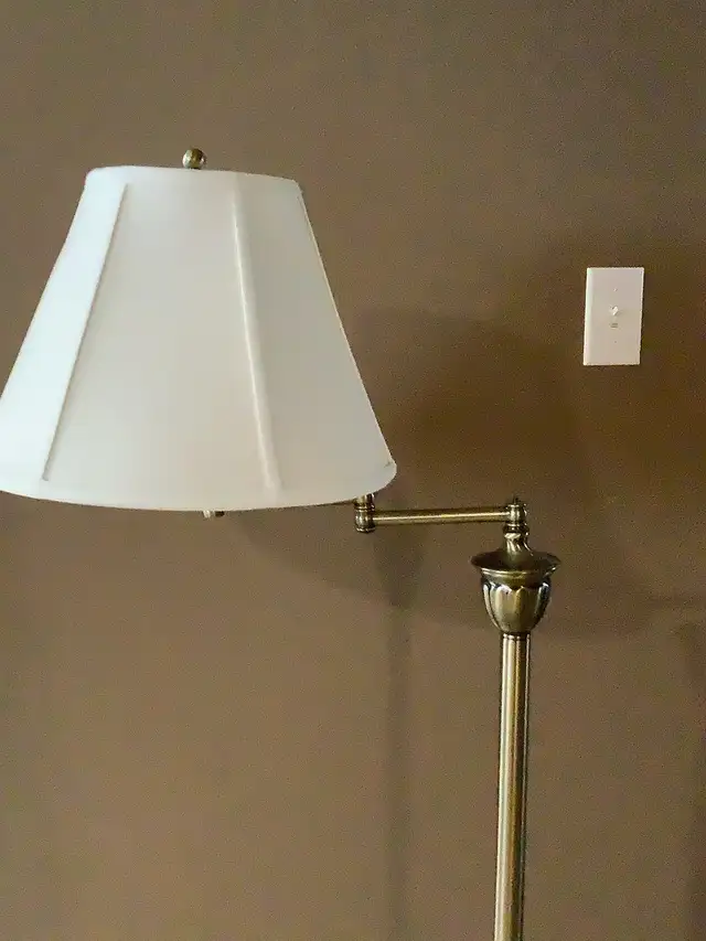 Floor Lamp in Indoor Lighting & Fans in Thunder Bay - Image 2