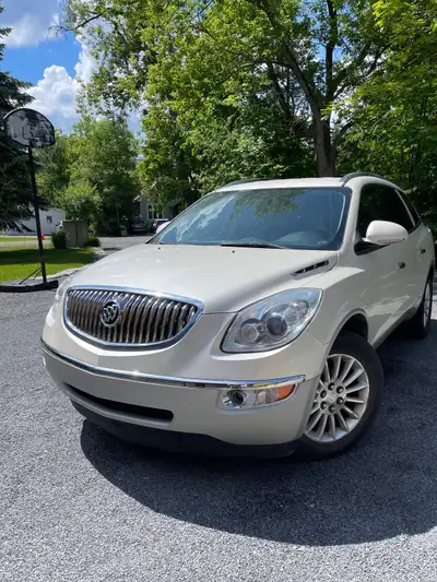 Leather seats, 7 seater, comes with winter tires on rims. AC does not work