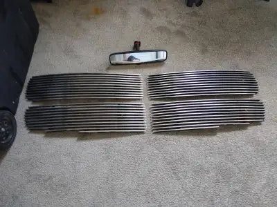 04 Dodge ram grill and rearview mirror Good used condition also cd radio 60$
