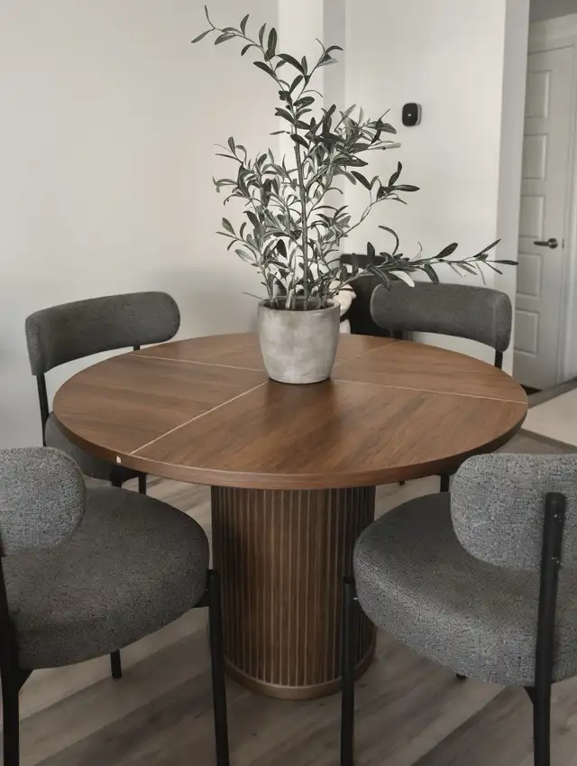 47" round dining table  in Dining Tables & Sets in Markham / York Region - Image 4