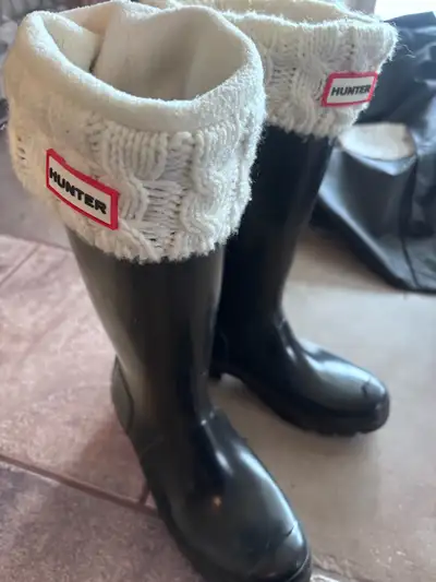 Hunter boots. size 5 reflectors on the back. comes with the socks, perfect for the spring rainy weat...