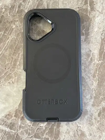 Enjoy reliable protection for your Apple iPhone with the OtterBox Defender fitted hard shell case in...