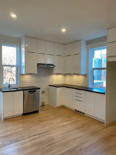 Grand logement insonorisé et entièrement rénové disponible dès le 1er juillet 3 Chambres fermées ave...